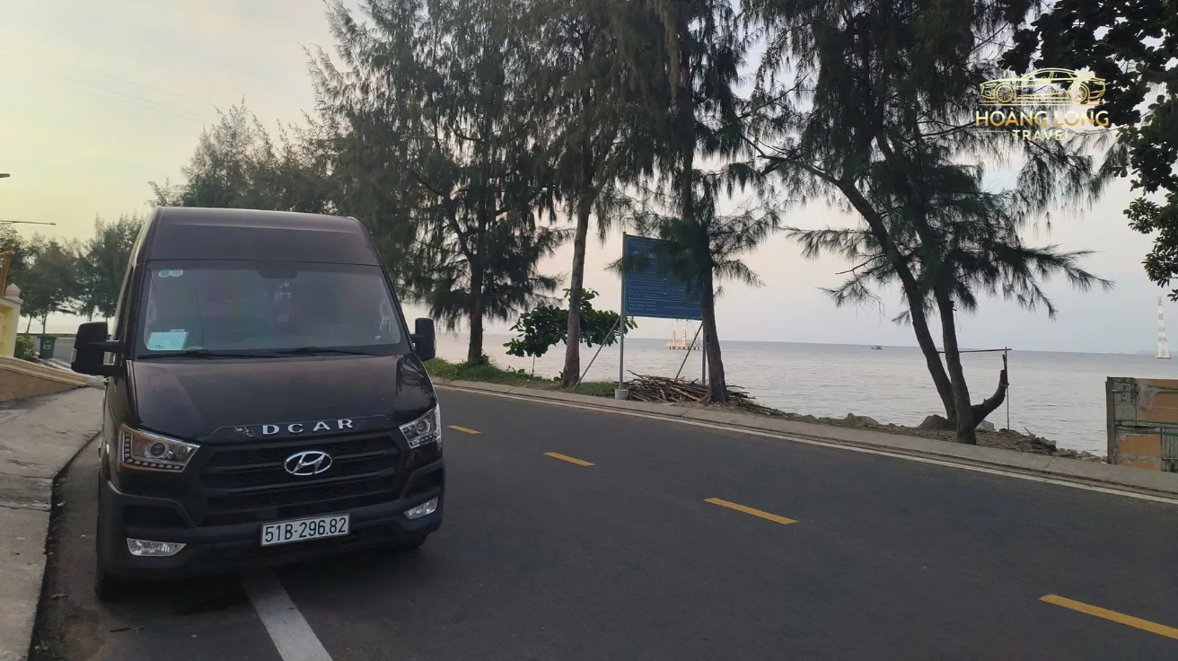 Xe 16 chỗ đời mới đang đậu tại điểm đến ở tỉnh, sẵn sàng phục vụ chuyến đi an toàn và tiện nghi.