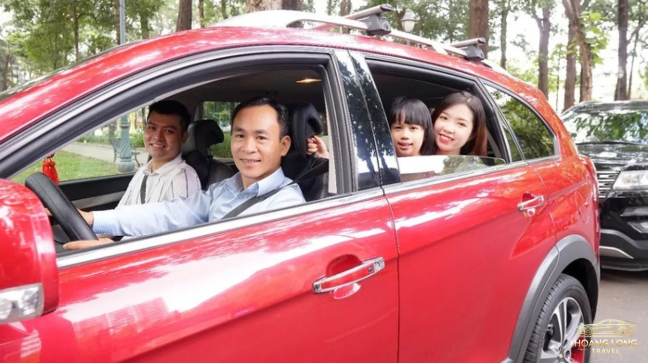 Hỗ trợ khách hàng chu đáo: Sẵn sàng giúp đỡ khách mang hành lý, tư vấn tuyến đường tốt nhất, mang đến sự thoải mái cho khách hàng.