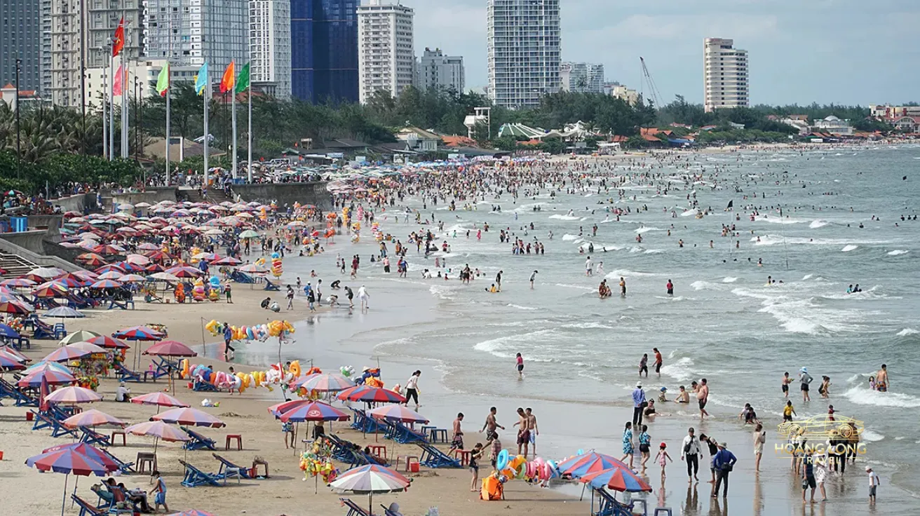 Bãi biển Vũng Tàu nhộn nhịp với hàng nghìn du khách tận hưởng làn nước trong xanh và không khí biển mát lành.