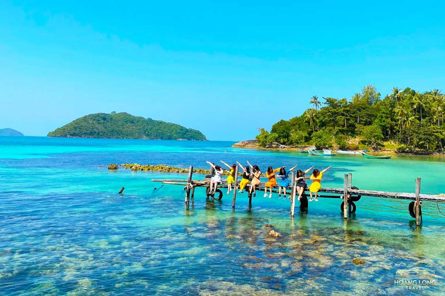 Toàn cảnh biển Nam Du nhìn từ trên cao với làn nước trong xanh, bãi cát trắng mịn và những chiếc tàu đánh cá neo đậu gần bờ, tạo nên khung cảnh yên bình và quyến rũ của đảo ngọc Kiên Giang.