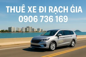Xe du lịch đời mới đang di chuyển trên cung đường ven biển dẫn về thành phố Rạch Giá – trung tâm du lịch biển của Kiên Giang.